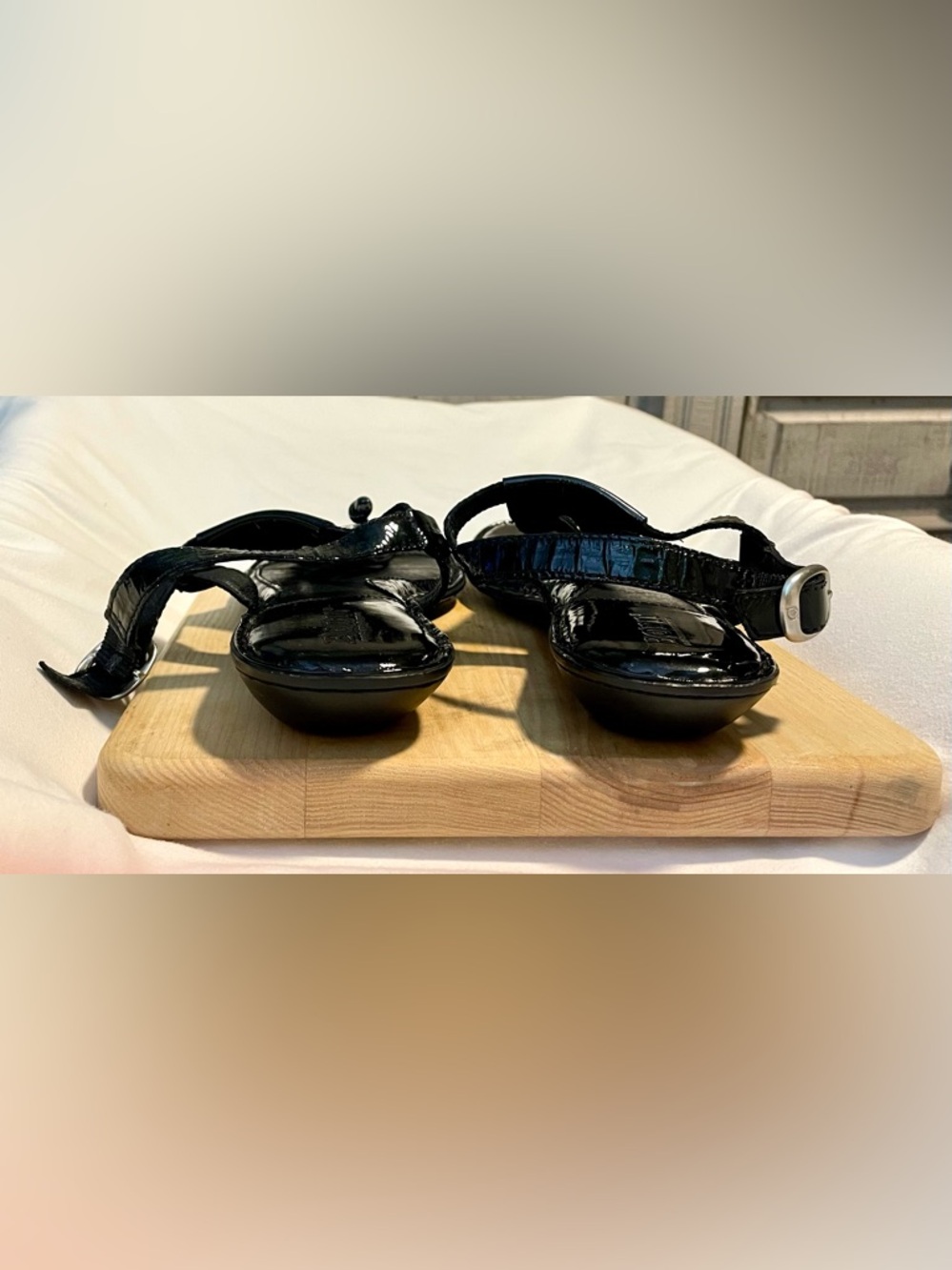 *EUC* BORN/BØRN Patent Leather Thong Sandals - Black - Women’s Size 9M - Picture 3 of 9
